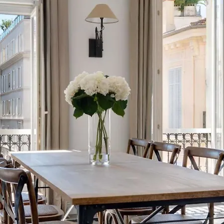 Napoleon - Red Carpet Apartment,