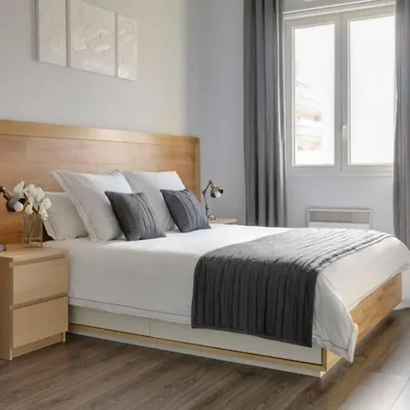Napoleon - Red Carpet Apartment, 아파트 *
